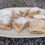 Gli Sporcamuss� La cucina barese, a differenza di quella napoletana o siciliana, � tradizionalmente povera di dolci. Fa eccezione lo �sporcamuss�: un piccolo dessert da mangiare con le mani servito pi� che altro in pizzeria a fine pasto. � composto da due parti di pasta sfoglia che vengono richiuse dopo averle riempite di tanta crema pasticcera: cos� tanta e calda da andare a sporcare immancabilmente il �muso� (il viso) del goloso cliente